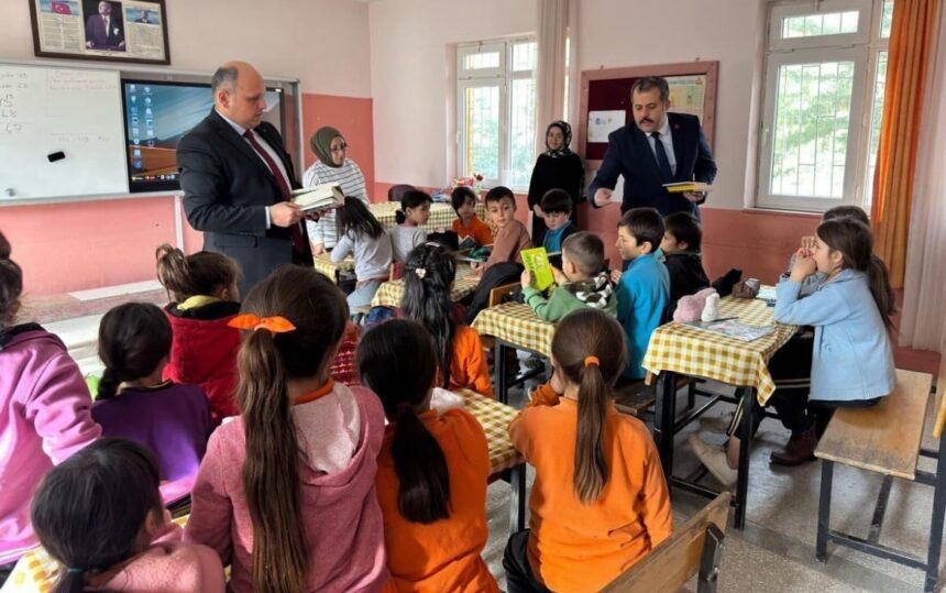 Vezirköprü ilçesinde eğitimden kopma riski taşıyan öğrencilere destek amacıyla uygulamalar başlatıldı. Vezirköprü ilçesinde eğitimden kopma riski taşıyan öğrencilere destek amacıyla uygulamalar başlatıldı.