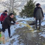 Gölbaşı’nda yaban hayvanları için kar yağışında yem bırakma çalışması gerçekleştirildi.