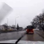 Eskişehir’de karla karışık yağan yağmur, çevre yolunda su birikintilerine neden oldu.