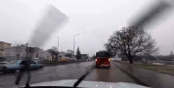 Eskişehir’de karla karışık yağan yağmur, çevre yolunda su birikintilerine neden oldu. Eskişehir’de karla karışık yağan yağmur, çevre yolunda su birikintilerine neden oldu.