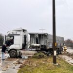 Kula’da kaygan yolda kontrolü kaybeden tır, orta refüje çıktı; sürücü yara almadı.