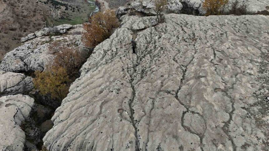 Diyarbakır Kocaköy’de 20 bin yıllık yağışlarla oluşan minyatür akarsu şekilleri keşfedildi.