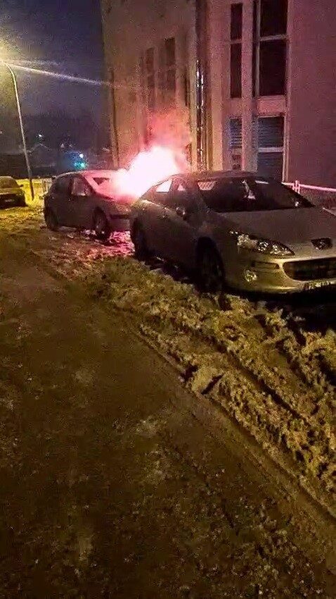 Yakutiye’de Park Halindeki Araçta Yangın Çıktı Yakutiye’de Park Halindeki Araçta Yangın Çıktı