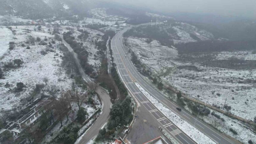 Yalova’da kar yağışı yüksek kesimlerde etkisini sürdürüyor, yolların temizliği için çalışma yapılıyor. Yalova’da kar yağışı yüksek kesimlerde etkisini sürdürüyor, yolların temizliği için çalışma yapılıyor.
