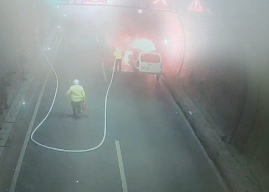 Kahramanmaraş’ta tünelde meydana gelen araç yangını trafik ekipleri tarafından söndürüldü.