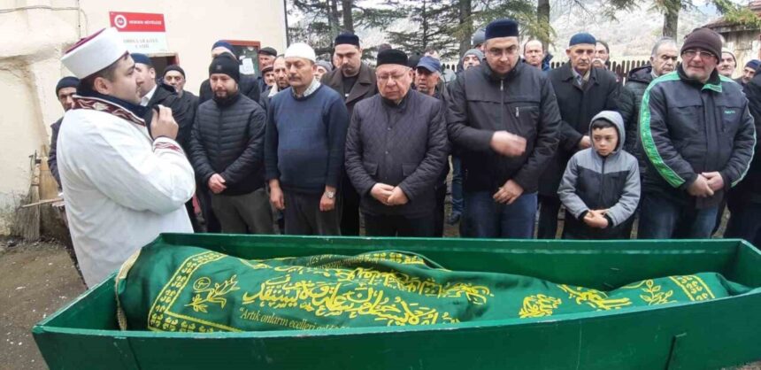 Mudurnu’da yangında evi yanan 93 yaşındaki Ali Meşe, dualarla son yolculuğuna uğurlandı. Mudurnu’da yangında evi yanan 93 yaşındaki Ali Meşe, dualarla son yolculuğuna uğurlandı.