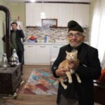 Bolu’nun Mudurnu ilçesinde 2018 yılında yangın sonrası kedisiyle duygu dolu anlar yaşayan 93 yaşındaki Ali Meşe vefat etti.