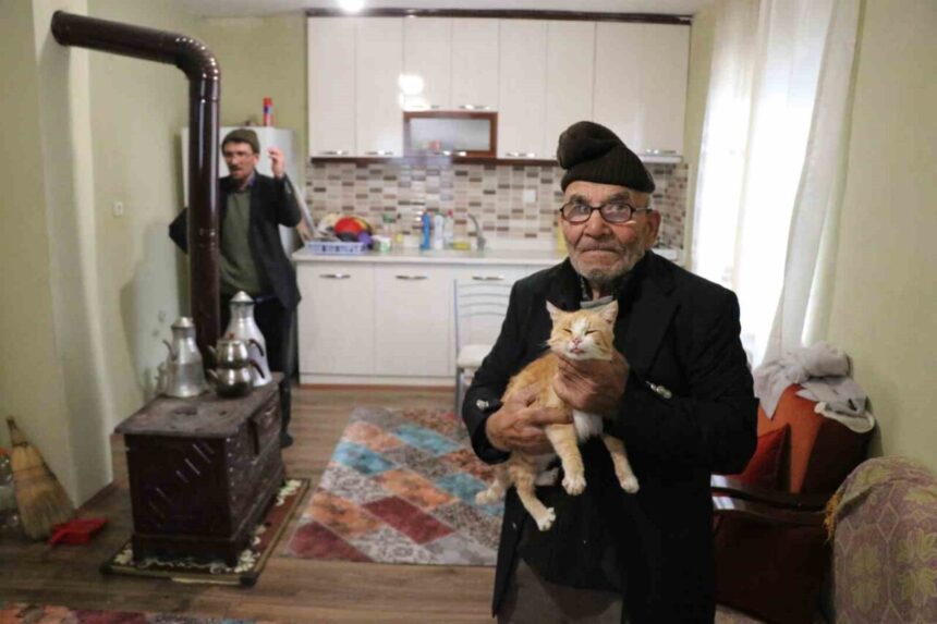 Bolu’nun Mudurnu ilçesinde 2018 yılında yangın sonrası kedisiyle duygu dolu anlar yaşayan 93 yaşındaki Ali Meşe vefat etti. Bolu’nun Mudurnu ilçesinde 2018 yılında yangın sonrası kedisiyle duygu dolu anlar yaşayan 93 yaşındaki Ali Meşe vefat etti.