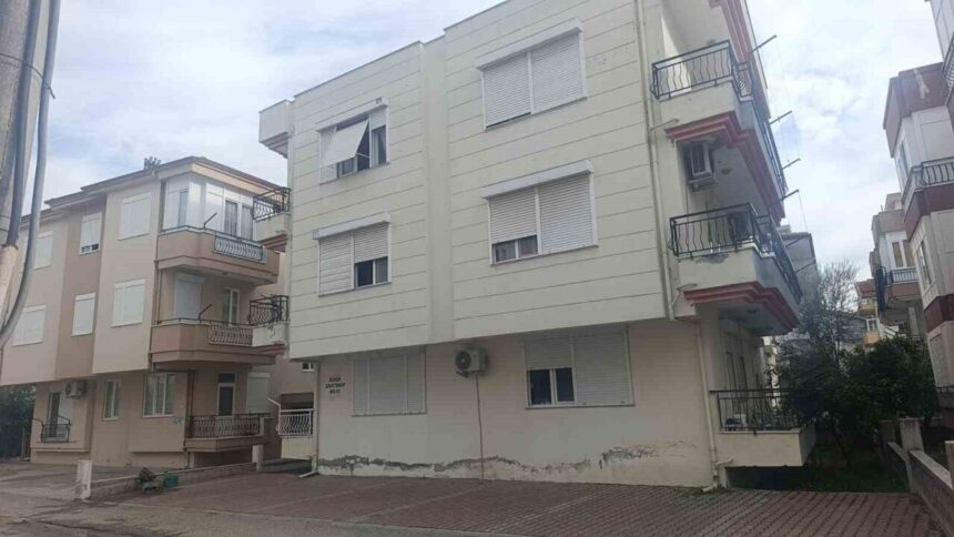 Manavgat’ta apartmanda çıkan yangın ihbarı, itfaiye ve sağlık ekiplerini harekete geçirdi.
