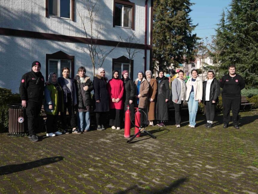 Düzce İtfaiyesi, yangın konusundaki bilinçlendirme eğitimlerine devam ediyor; kadınlara yangına müdahale eğitimi verildi. Düzce İtfaiyesi, yangın konusundaki bilinçlendirme eğitimlerine devam ediyor; kadınlara yangına müdahale eğitimi verildi.