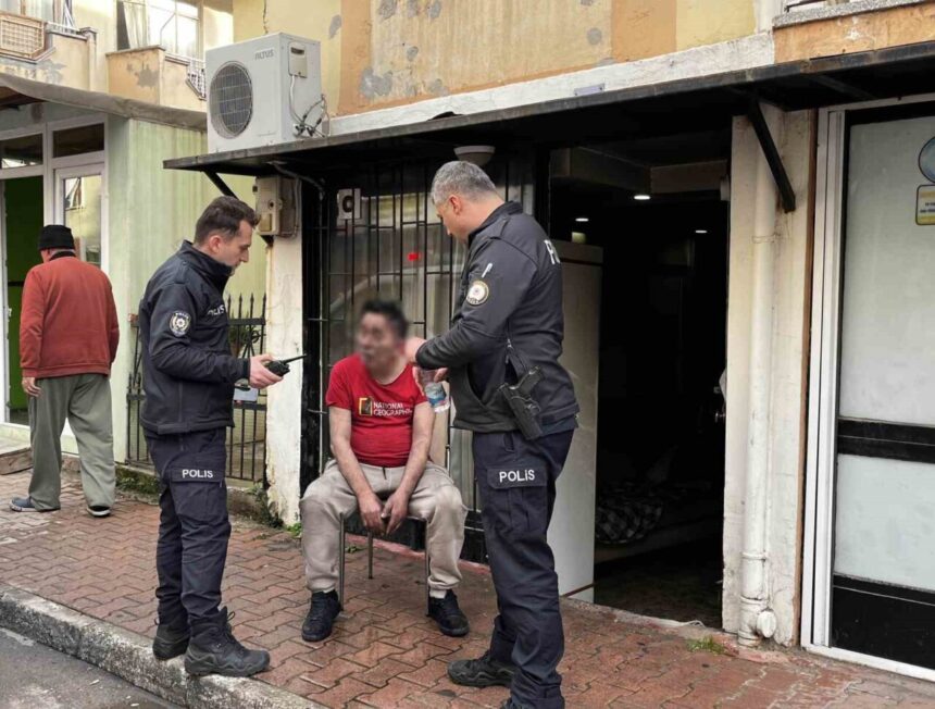 Antalya’daki dükkanda uyurken çıkan yangında dumandan etkilenen şahıs, sağlık ekipleri tarafından hastaneye kaldırıldı. Antalya’daki dükkanda uyurken çıkan yangında dumandan etkilenen şahıs, sağlık ekipleri tarafından hastaneye kaldırıldı.