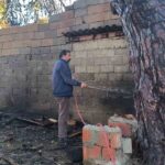 Antalya’da çıkan yangında mahalle sakinleri hortumlarla alevlere müdahale ederek evlerini korudu.