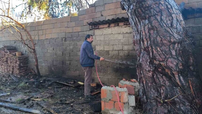 Antalya’da çıkan yangında mahalle sakinleri hortumlarla alevlere müdahale ederek evlerini korudu.