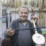 Giresun’un Görele ilçesinde Temel Karademir, sıra dışı kemençeleriyle dikkat çekiyor.