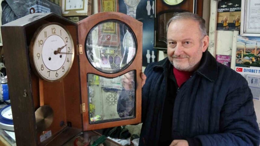 Gaziantep’te yarım asırdır saat tamiri yapan usta, gençlerin mesleğe ilgi göstermediğinden yakındı. Gaziantep’te yarım asırdır saat tamiri yapan usta, gençlerin mesleğe ilgi göstermediğinden yakındı.