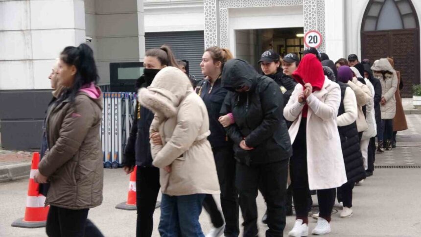 Kocaeli merkezli 28 ilde eş zamanlı düzenlenen operasyonda, yasadışı bahis iddiasıyla 61 kişi adliyeye gönderildi. Kocaeli merkezli 28 ilde eş zamanlı düzenlenen operasyonda, yasadışı bahis iddiasıyla 61 kişi adliyeye gönderildi.