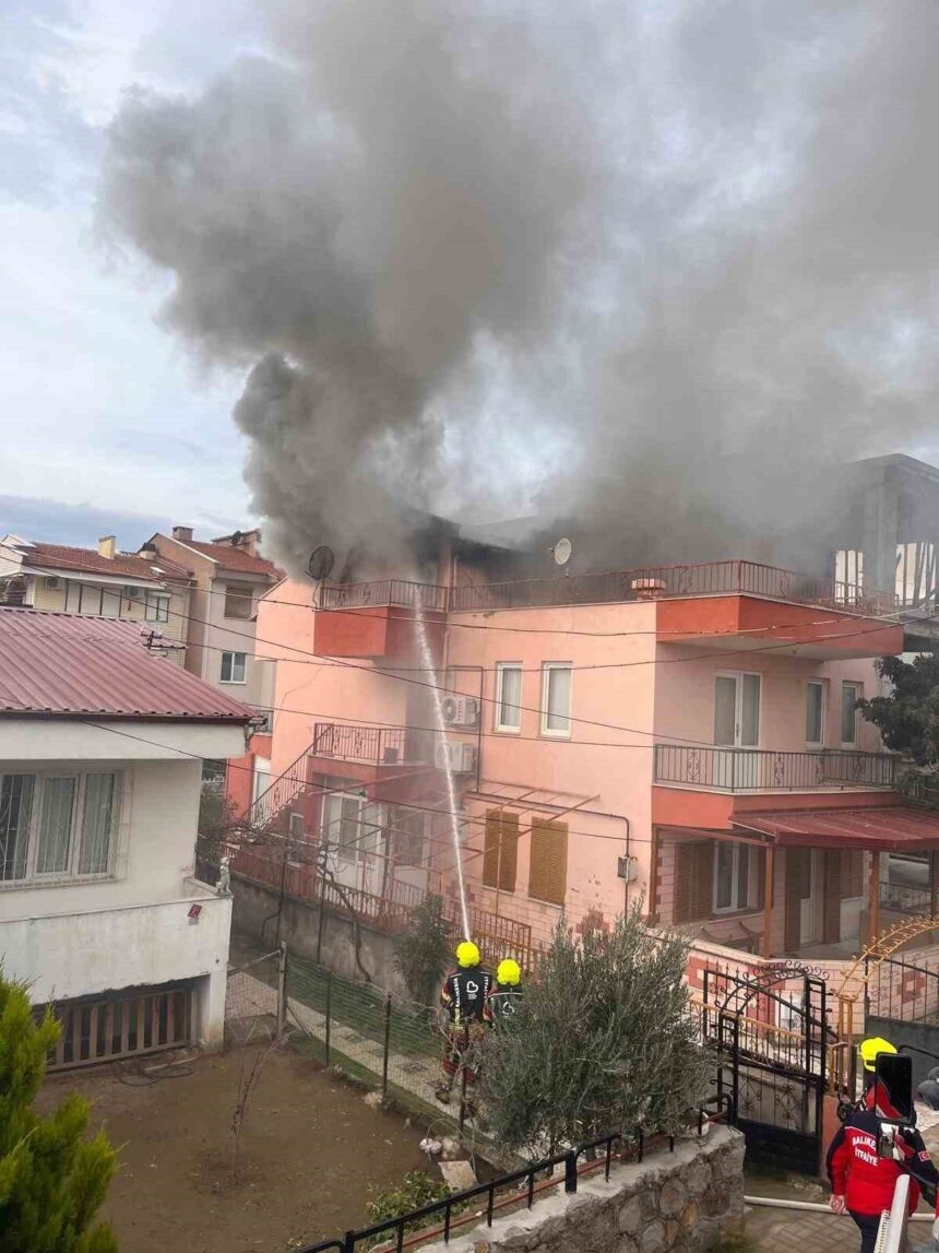 Burhaniye’de bir evde çıkan yangında yalnız yaşayan yaşlı adam yaralandı.