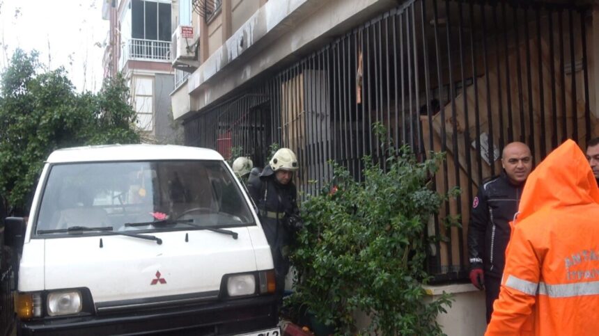 Kepez’de bir apartmanın zemin katında çıkan yangın itfaiye tarafından söndürülürken, yaşlı adam komşuları tarafından kurtarıldı. Kepez’de bir apartmanın zemin katında çıkan yangın itfaiye tarafından söndürülürken, yaşlı adam komşuları tarafından kurtarıldı.