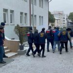 Bilecik’te 72 yaşındaki kadını dolandıran 5 kişi, JASAT ekiplerince yakalandı.