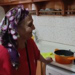 Manavgat’ta yaşlı kadın ekmek almak için çıktığı evinin anahtarını unuttu, itfaiye devreye girdi.