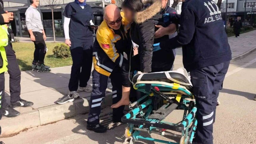 İnegöl’de yaya geçidinde 2 kadına otomobil çarptı, yaralılar hastaneye kaldırıldı. İnegöl’de yaya geçidinde 2 kadına otomobil çarptı, yaralılar hastaneye kaldırıldı.