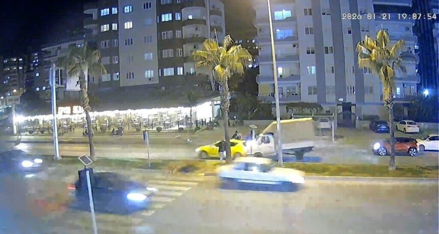 Mersin’de yaya geçidinde duraklayan sürücünün fren yapması sonucu 4 aracın karıştığı kaza gerçekleşti. Mersin’de yaya geçidinde duraklayan sürücünün fren yapması sonucu 4 aracın karıştığı kaza gerçekleşti.