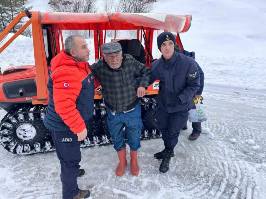 Yozgat’ta kar nedeniyle mahsur kalan vatandaşa AFAD ve jandarma ekipleri ulaştı. Yozgat’ta kar nedeniyle mahsur kalan vatandaşa AFAD ve jandarma ekipleri ulaştı.