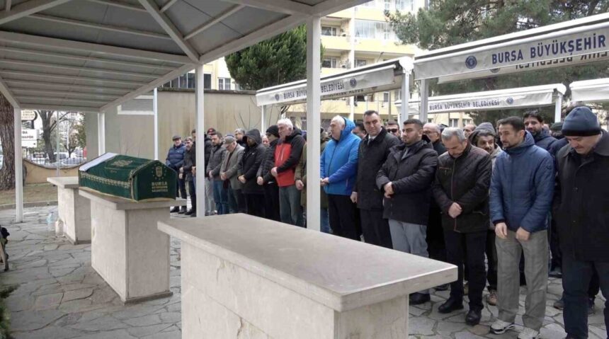 Bursa’da 72 yaşında hayatını kaybeden yazar Ahmet Turan Alkan, cenaze töreninin ardından defnedildi. Bursa’da 72 yaşında hayatını kaybeden yazar Ahmet Turan Alkan, cenaze töreninin ardından defnedildi.