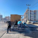 Belediye, yağışların ardından ulaşımın aksamaması için hızla onarım çalışmalarına başladı.