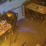 Silivri’de bir restoranı dolandıran iki kişinin hesap ödemeden kaçtığı anlar güvenlik kamerasına yansıdı.