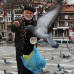 Amasya’da 84 yaşındaki Cahit Kalaycı, 20 yıldır sokak güvercinlerini besliyor.