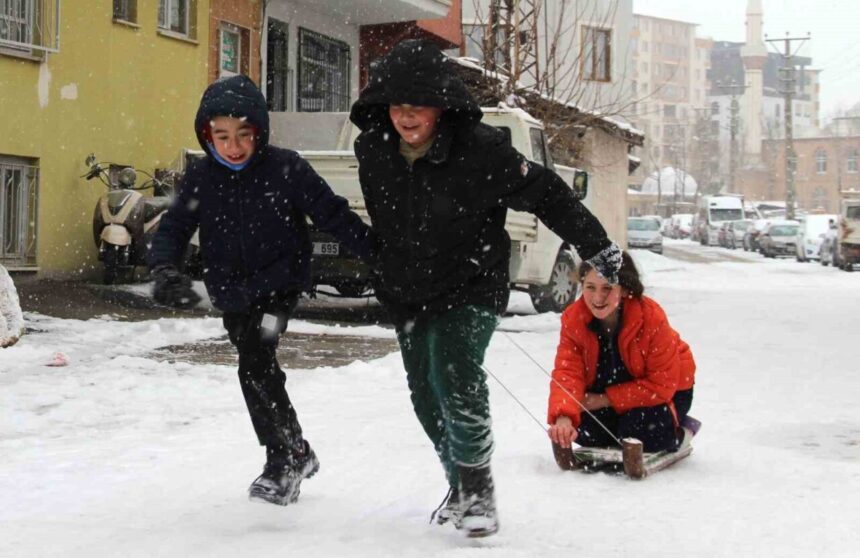 Çorum’da kar yağışı, yeni yılın ilk gününde şehri beyaza bürüdü, çocuklar eğlencelerle dolu bir gün geçirdi.