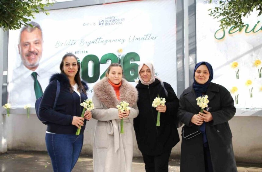 Hatay Büyükşehir Belediyesi, yeni yıl kutlaması için billboardlarda nergis buketleri sergileyerek vatandaşlara hediye etti.