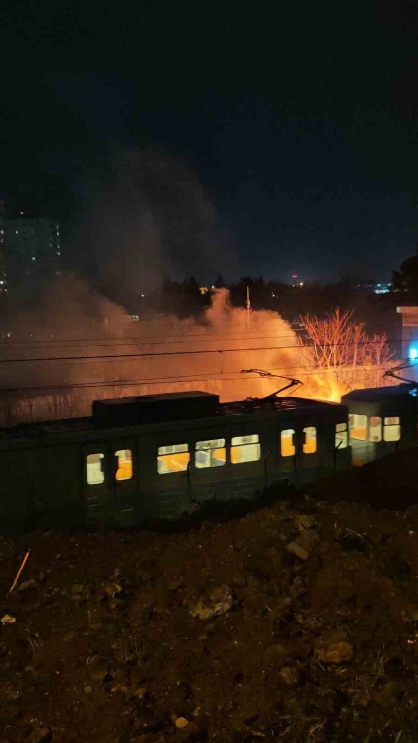 Bakırköy’de Yenibosna Metro Durağı yakınındaki elektrik kablolarında çıkan yangın itfaiye tarafından söndürüldü. Bakırköy’de Yenibosna Metro Durağı yakınındaki elektrik kablolarında çıkan yangın itfaiye tarafından söndürüldü.