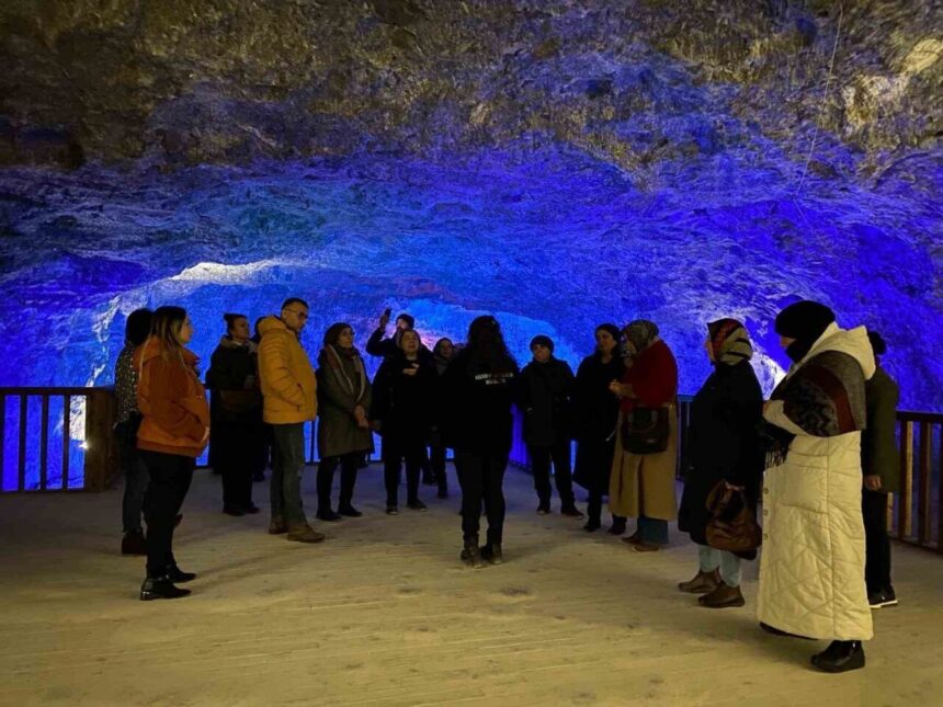 Son günlerde turist gruplarının ilgisini çeken Çankırı, kültürel zenginlikleriyle dikkat çekiyor. Son günlerde turist gruplarının ilgisini çeken Çankırı, kültürel zenginlikleriyle dikkat çekiyor.