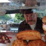 Sinema kariyerine Yeşilçam’da başlayan Bülent Katıoğlu, sağlık sorunları sonrası Antalya’da simit satmaya başladı.