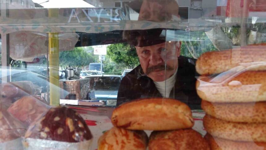 Sinema kariyerine Yeşilçam’da başlayan Bülent Katıoğlu, sağlık sorunları sonrası Antalya’da simit satmaya başladı. Sinema kariyerine Yeşilçam’da başlayan Bülent Katıoğlu, sağlık sorunları sonrası Antalya’da simit satmaya başladı.