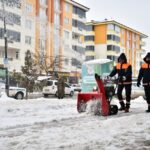 Yeşilyurt Belediyesi, kar yağışı nedeniyle ulaşımın aksamaması için karla mücadele çalışmalarına kesintisiz devam ediyor.