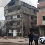 Körfez’de kentsel dönüşüm sırasında yıkılan binanın çatısında yangın çıktı, itfaiye söndürdü.