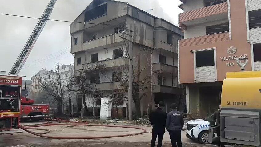 Körfez’de kentsel dönüşüm sırasında yıkılan binanın çatısında yangın çıktı, itfaiye söndürdü. Körfez’de kentsel dönüşüm sırasında yıkılan binanın çatısında yangın çıktı, itfaiye söndürdü.