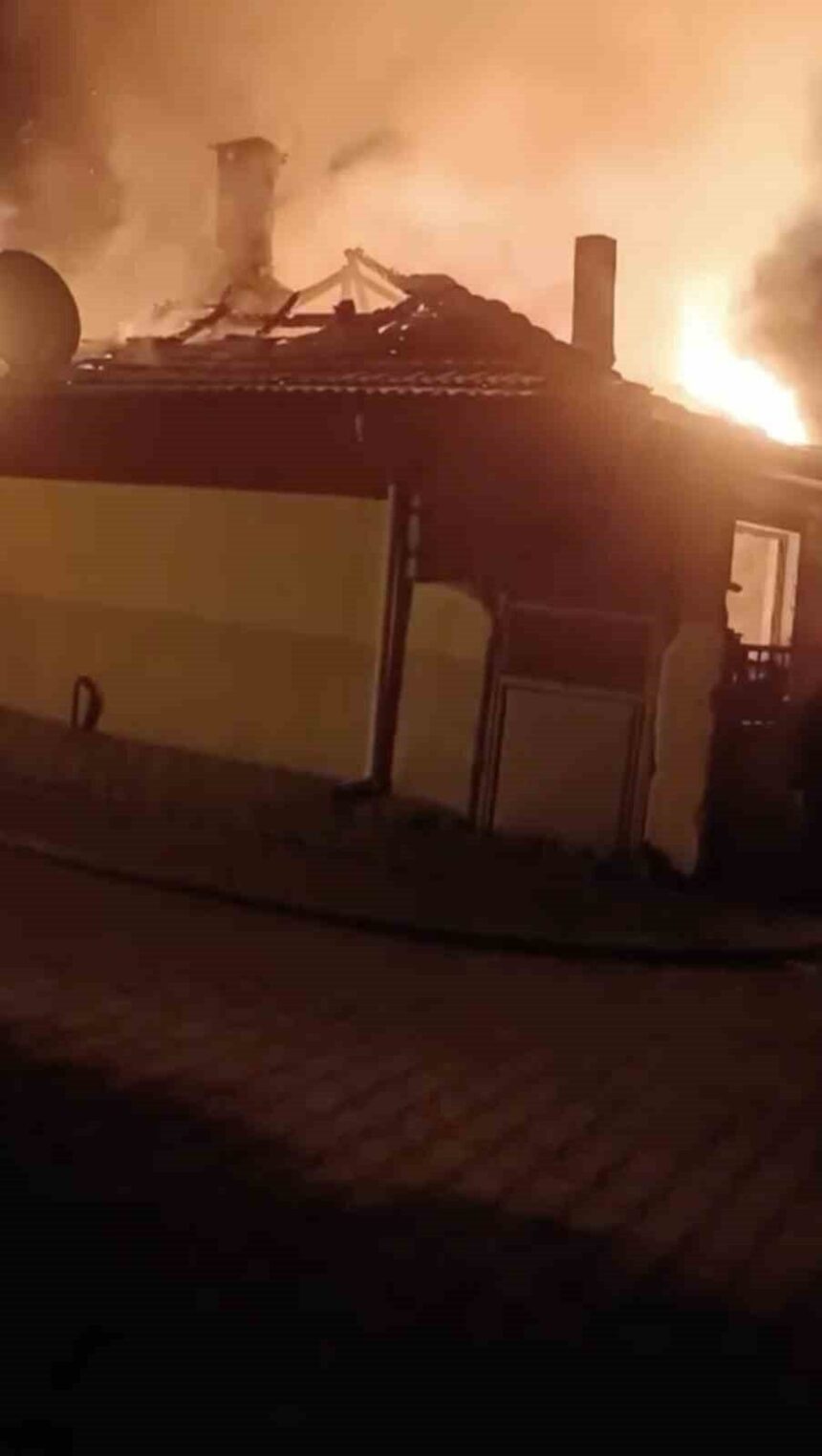 Karacabey’de Yılbaşı Gecesi Köy Evinde Yangın Çıktı, Maddi Hasar Oluştu
