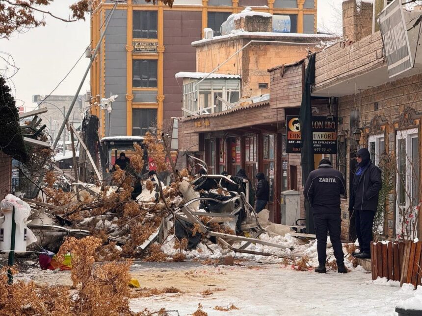 Suruç’taki sanat sokağının çatısı, yoğun kar nedeniyle çöktü. Suruç’taki sanat sokağının çatısı, yoğun kar nedeniyle çöktü.