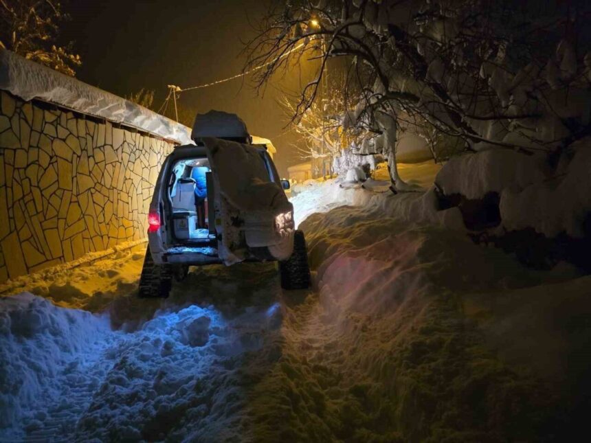 Bingöl’de kar yağışı nedeniyle kapanan yollarda UMKE ekipleri sağlık hizmeti sunmaya devam ediyor.