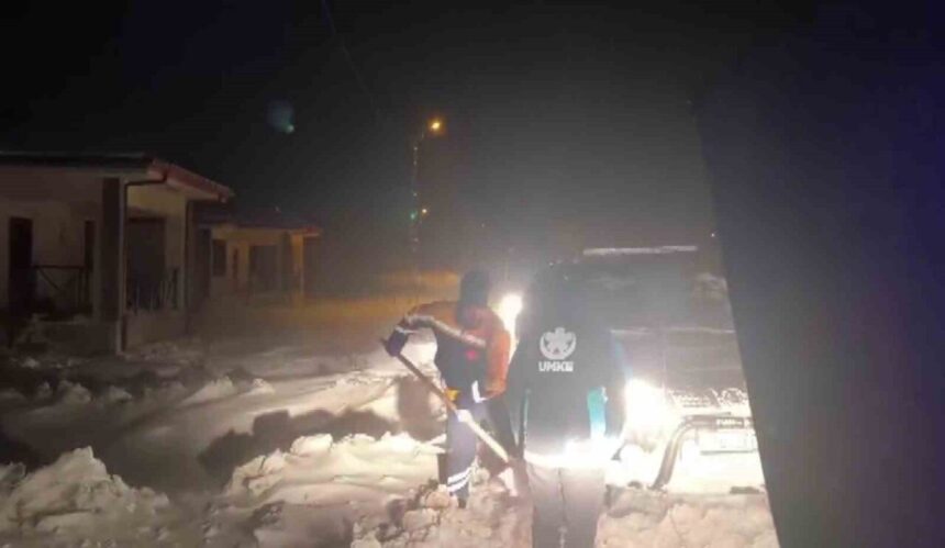 Adıyaman’da yoğun kar yağışı ve tipi nedeniyle mahsur kalan hasta, UMKE ekiplerince kurtarıldı.