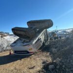 Adıyaman’da yol yapımı sırasında iş makinesi devrildi, operatör hafif yaralandı.