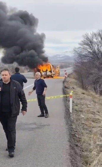 Konya’da seyir halindeki yolcu minibüsünde yangın çıktı, sürücü yolcuları tahliye etti. Konya’da seyir halindeki yolcu minibüsünde yangın çıktı, sürücü yolcuları tahliye etti.