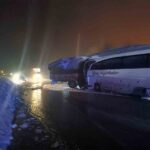 Bingöl’de buzlanma nedeniyle kaygan yolda tırın devrilmesi, otobüs kazasına yol açtı: 3 yaralı.