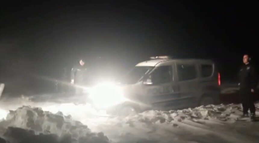 Kahramanmaraş’ta kar yağışı nedeniyle yolda kalan polis ekiplerine iş makineleri yardımcı oldu. Kahramanmaraş’ta kar yağışı nedeniyle yolda kalan polis ekiplerine iş makineleri yardımcı oldu.