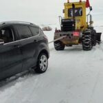 Sivas’ta yoğun kar sebebiyle yolda kalan araçlar, karla mücadele ekiplerinin müdahalesiyle kurtarıldı.