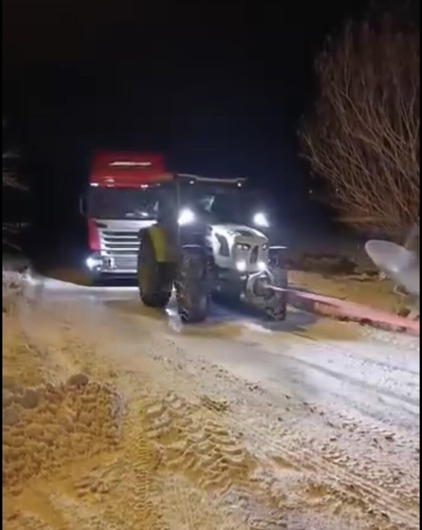 Elazığ’da yolda kalan tır, köylüler ve İl Özel İdaresi ekiplerinin iş birliğiyle kurtarıldı. Elazığ’da yolda kalan tır, köylüler ve İl Özel İdaresi ekiplerinin iş birliğiyle kurtarıldı.